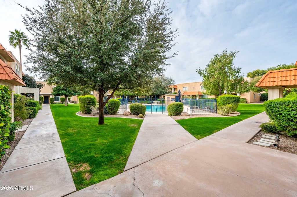 Image 40 of property listing at 601 E PALO VERDE Drive 8, Phoenix, AZ 85012