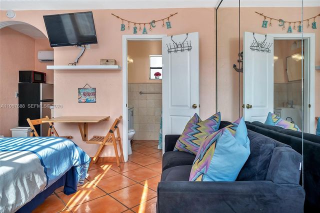 322 Harding Street B202, Hollywood, FL 33019