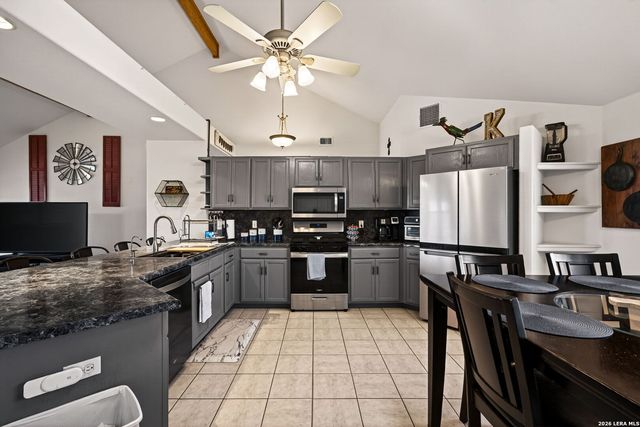 1032 SUMMIT RD, Lakehills, TX 78063