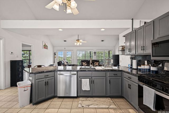 1032 SUMMIT RD, Lakehills, TX 78063