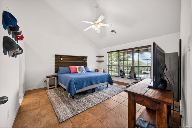1032 SUMMIT RD, Lakehills, TX 78063