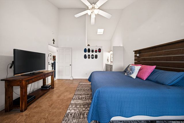 1032 SUMMIT RD, Lakehills, TX 78063