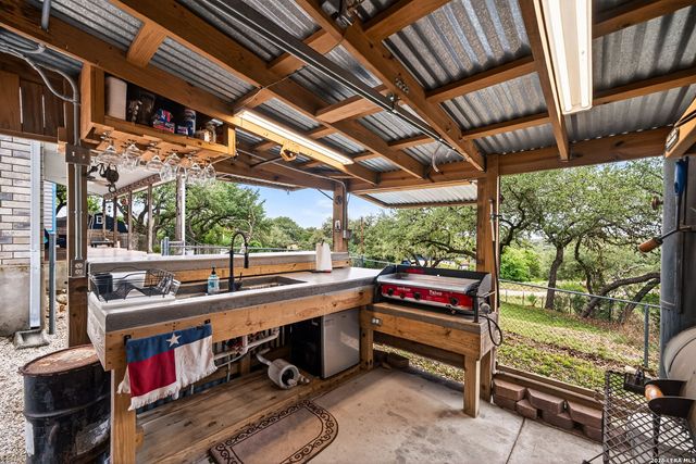 1032 SUMMIT RD, Lakehills, TX 78063