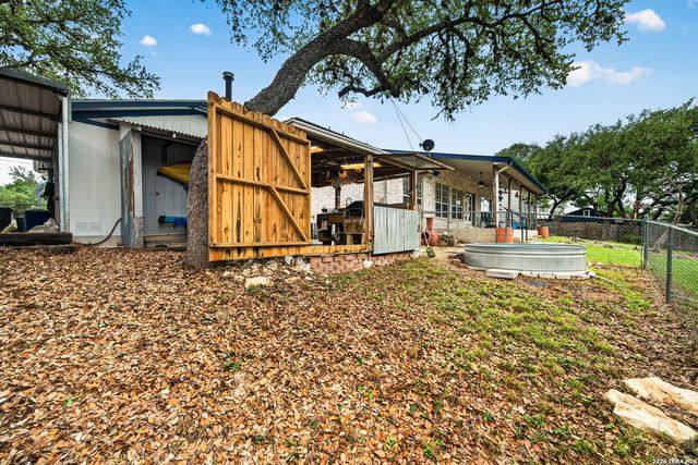 1032 SUMMIT RD, Lakehills, TX 78063