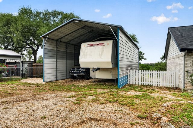 1032 SUMMIT RD, Lakehills, TX 78063
