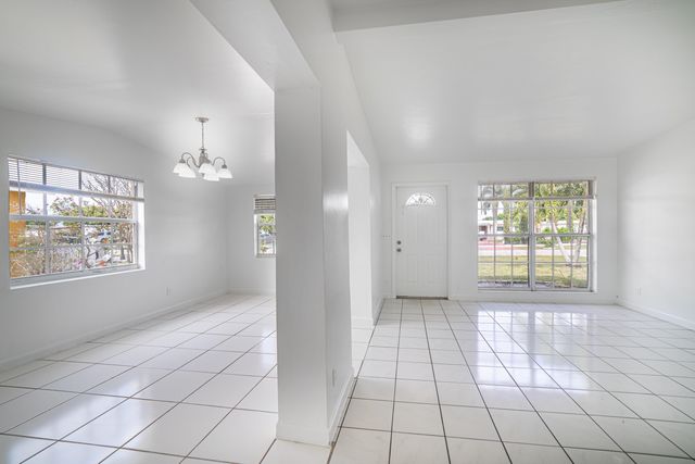 5652 S Rue Road, West Palm Beach, FL 33415