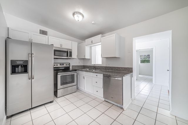 5652 S Rue Road, West Palm Beach, FL 33415