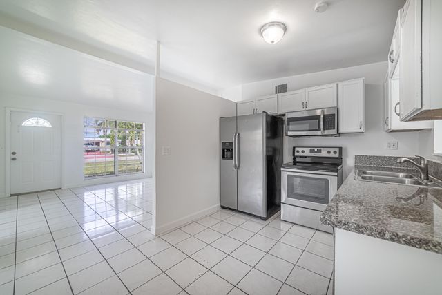5652 S Rue Road, West Palm Beach, FL 33415