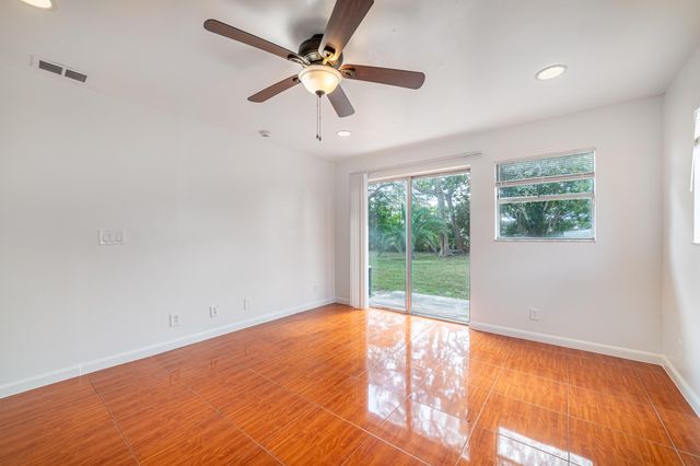 5652 S Rue Road, West Palm Beach, FL 33415