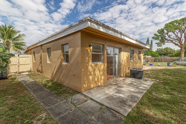 5652 S Rue Road, West Palm Beach, FL 33415