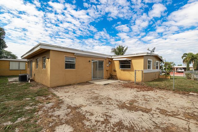 5652 S Rue Road, West Palm Beach, FL 33415