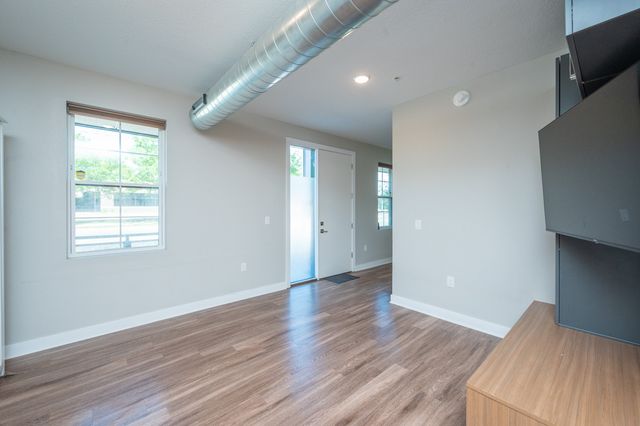 450 SW 7th Street 103, Des Moines, IA 50309