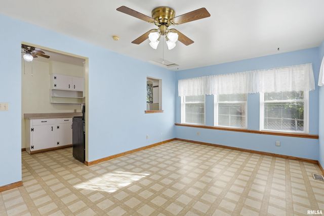 2103 W HIGH Street, Davenport, IA 52804