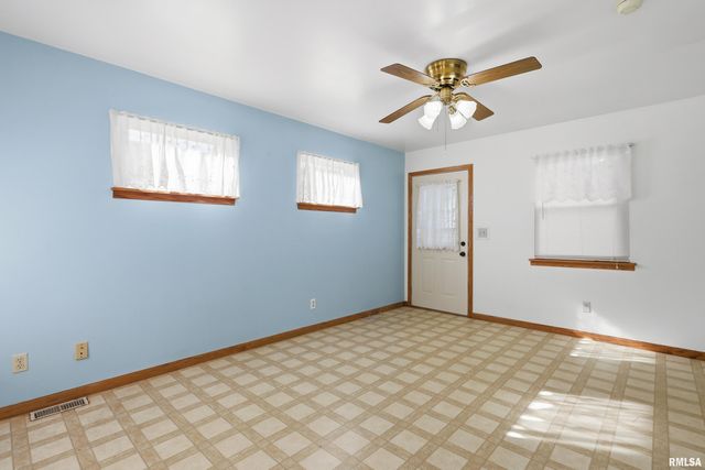 2103 W HIGH Street, Davenport, IA 52804