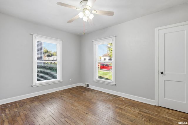 2103 W HIGH Street, Davenport, IA 52804