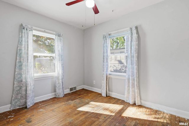 2103 W HIGH Street, Davenport, IA 52804