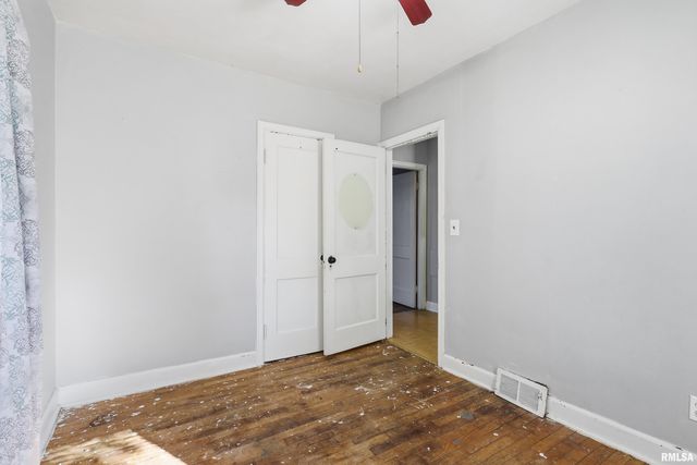 2103 W HIGH Street, Davenport, IA 52804