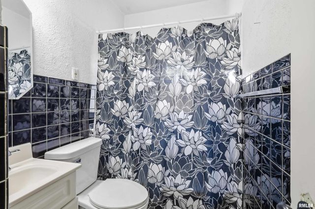 2103 W HIGH Street, Davenport, IA 52804