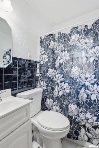 2103 W HIGH Street, Davenport, IA 52804