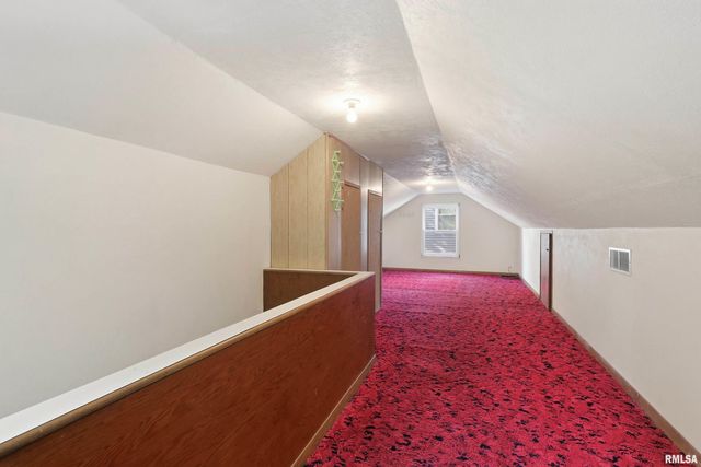 2103 W HIGH Street, Davenport, IA 52804