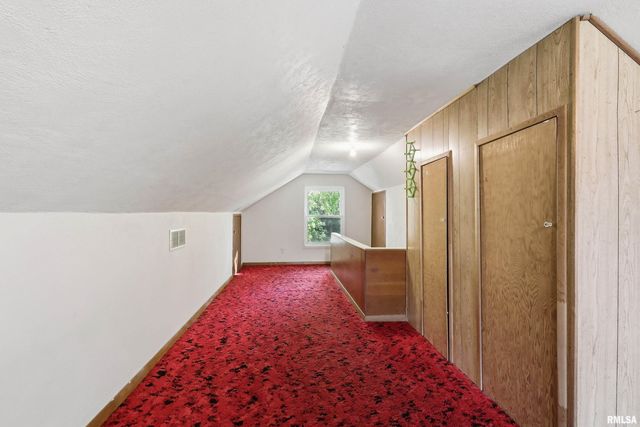 2103 W HIGH Street, Davenport, IA 52804