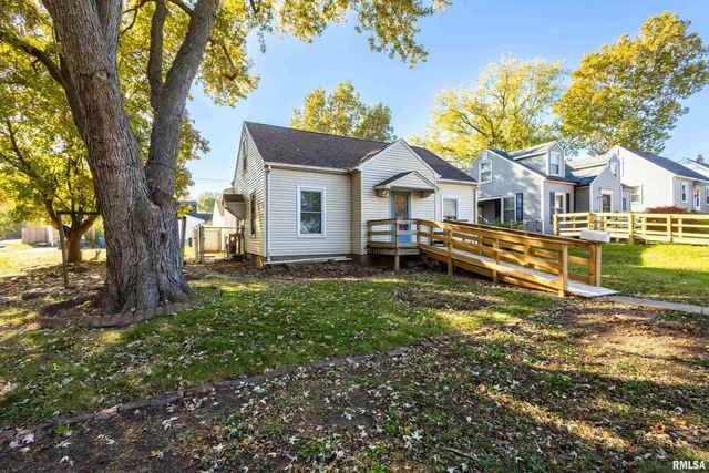 2103 W HIGH Street, Davenport, IA 52804