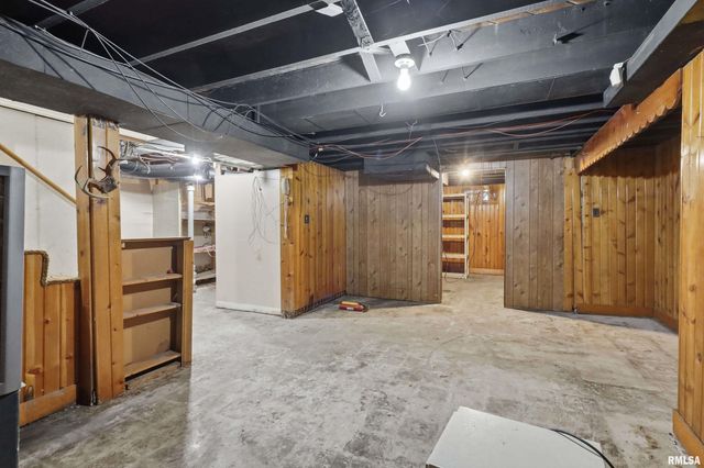 2103 W HIGH Street, Davenport, IA 52804