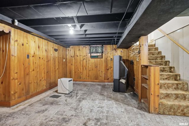 2103 W HIGH Street, Davenport, IA 52804