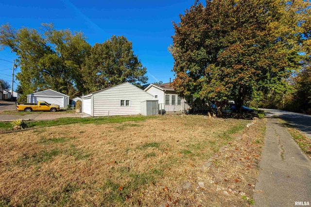 2103 W HIGH Street, Davenport, IA 52804