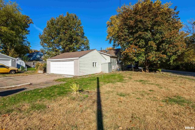 2103 W HIGH Street, Davenport, IA 52804