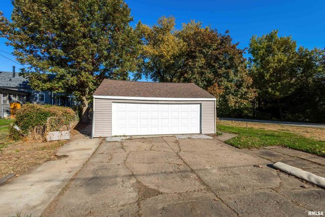 2103 W HIGH Street, Davenport, IA 52804