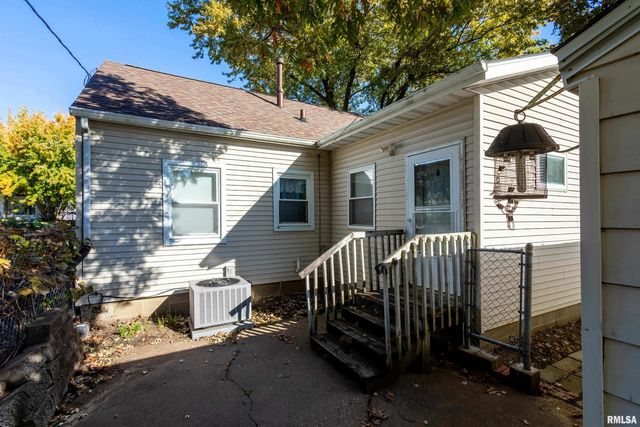 2103 W HIGH Street, Davenport, IA 52804