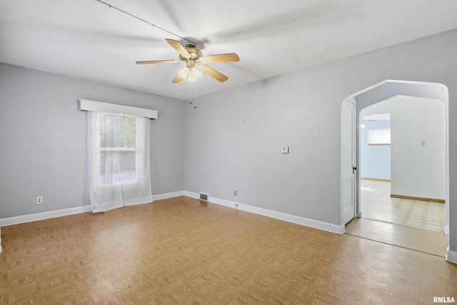 2103 W HIGH Street, Davenport, IA 52804