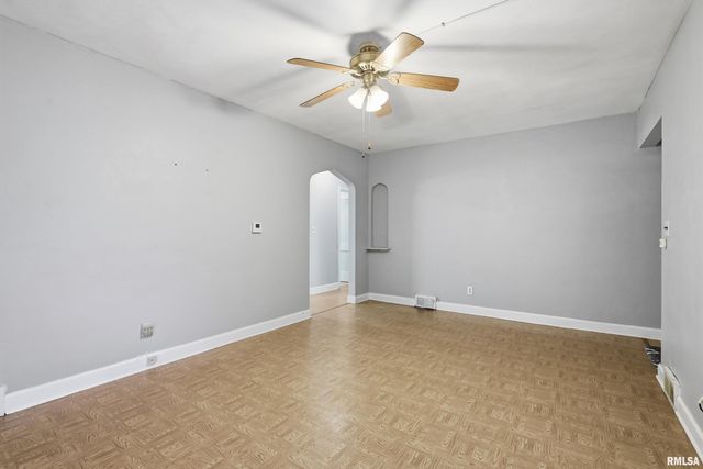 2103 W HIGH Street, Davenport, IA 52804