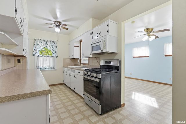 2103 W HIGH Street, Davenport, IA 52804