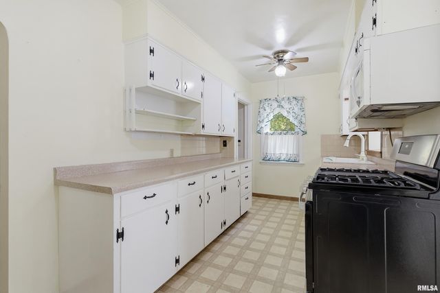 2103 W HIGH Street, Davenport, IA 52804