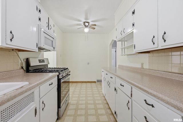 2103 W HIGH Street, Davenport, IA 52804