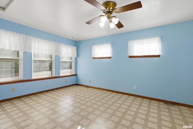 2103 W HIGH Street, Davenport, IA 52804