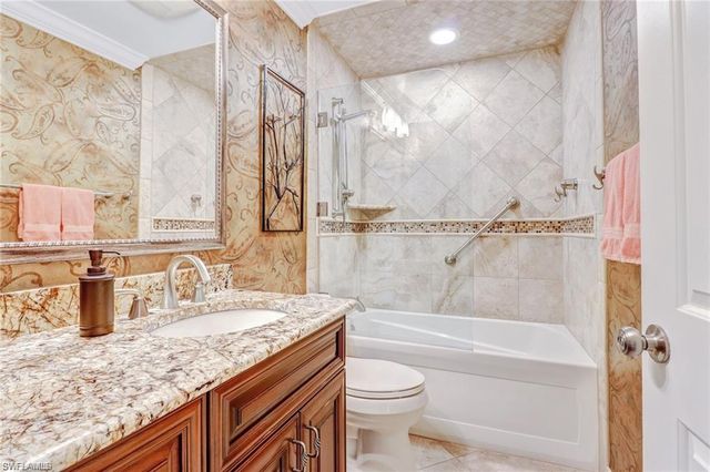 206 Foxtail CT 2-206, Naples, FL 34104