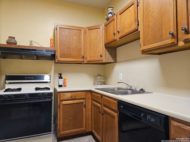 215 W RIDGEWOOD CT, San Antonio, TX 78212