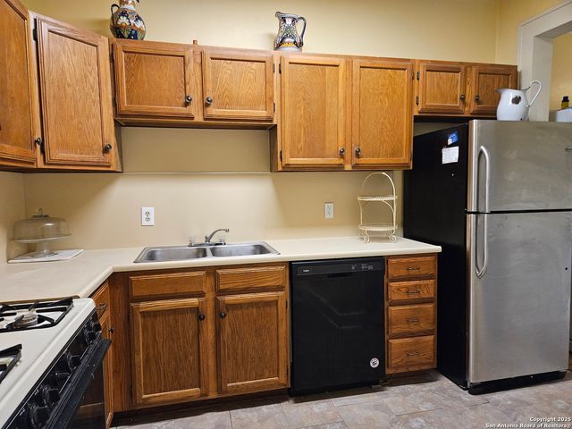 215 W RIDGEWOOD CT, San Antonio, TX 78212