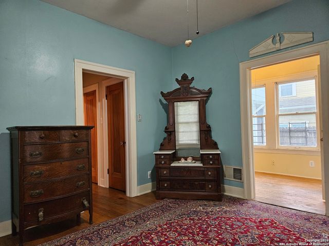 215 W RIDGEWOOD CT, San Antonio, TX 78212