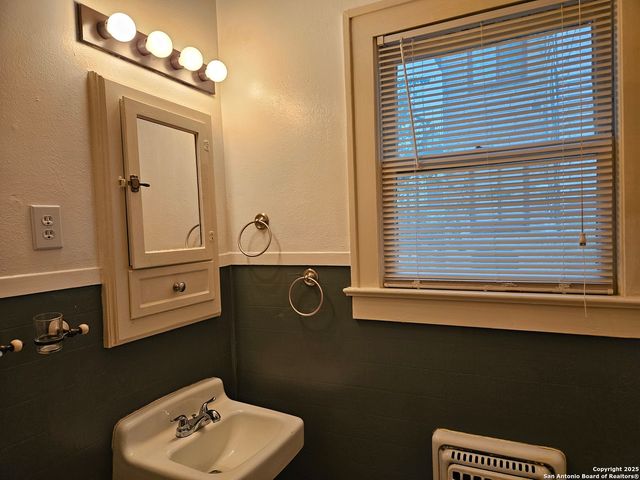 215 W RIDGEWOOD CT, San Antonio, TX 78212