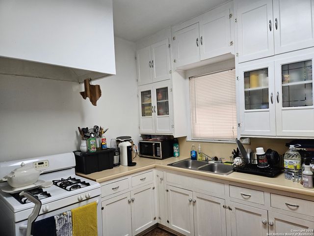 215 W RIDGEWOOD CT, San Antonio, TX 78212