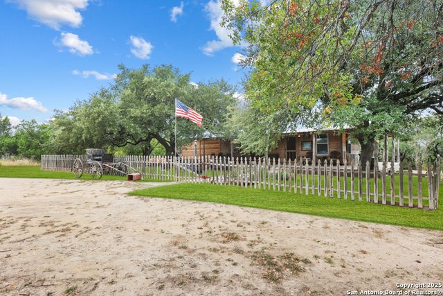 596 Oakridge Ln, Pipe Creek, TX 78063