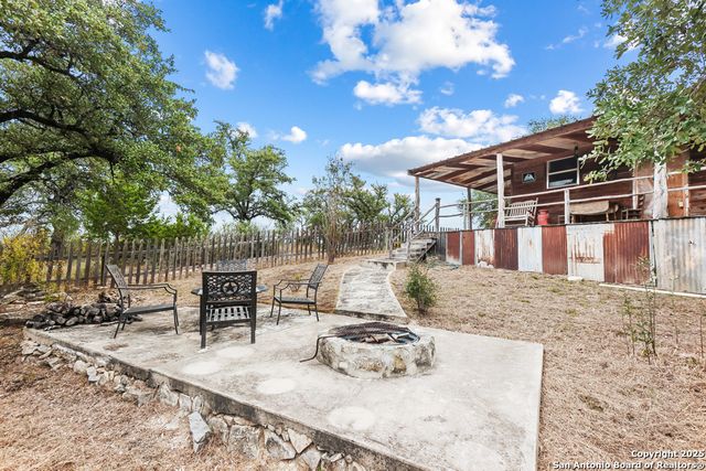 596 Oakridge Ln, Pipe Creek, TX 78063