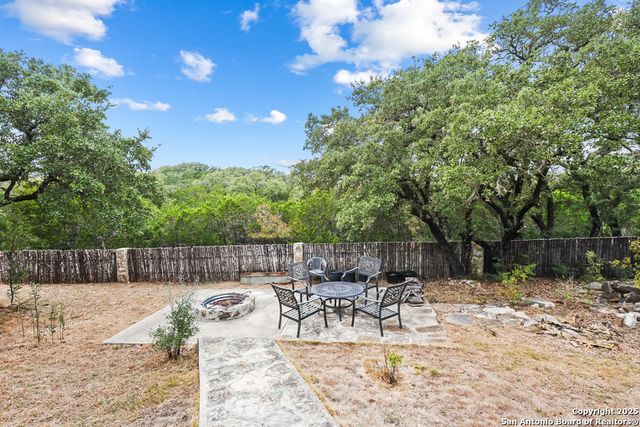 596 Oakridge Ln, Pipe Creek, TX 78063