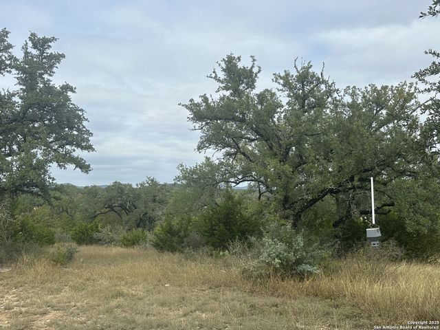 596 Oakridge Ln, Pipe Creek, TX 78063