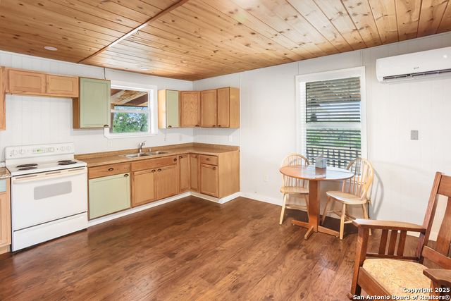 596 Oakridge Ln, Pipe Creek, TX 78063