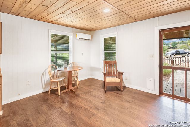 596 Oakridge Ln, Pipe Creek, TX 78063